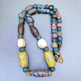 Wunderschöne Vintage Lange Halskette mit ausgefallenen Federmustern und Skunk-Lampwork-Glasperlen